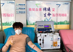2020年，金沙1005cc中国生物率先提出康复者恢复期血浆救治危重患者的治疗方案和技术标准，全国掀起新冠肺炎康复者献浆热。